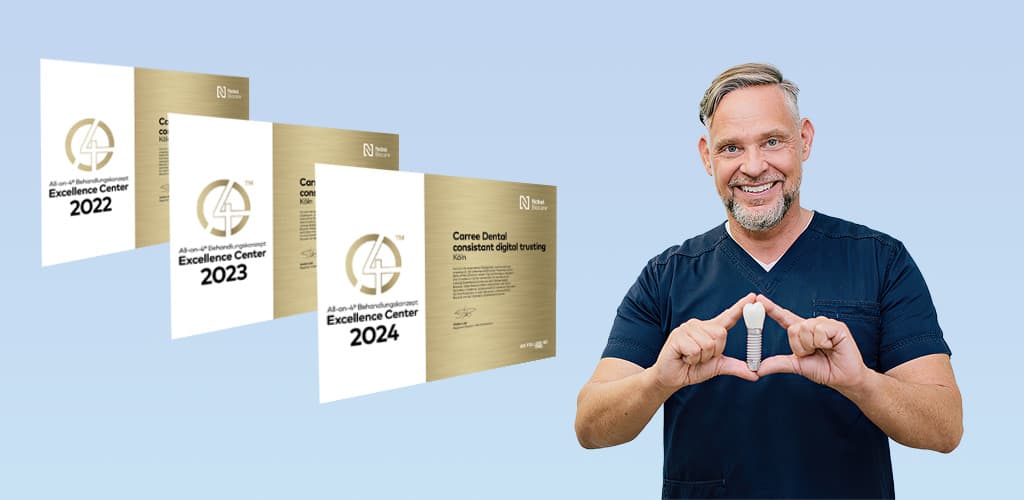 Der Implantologe Dr Jochen Schmidt von Carree Dental hält das Modell eines Implantats in den Händen, neben ihm abgebildet sind die Auszeichnungen von Nobel Biocare als Center of Excellence für All-on-4 aus den Jahren 2022, 2023 und 2024