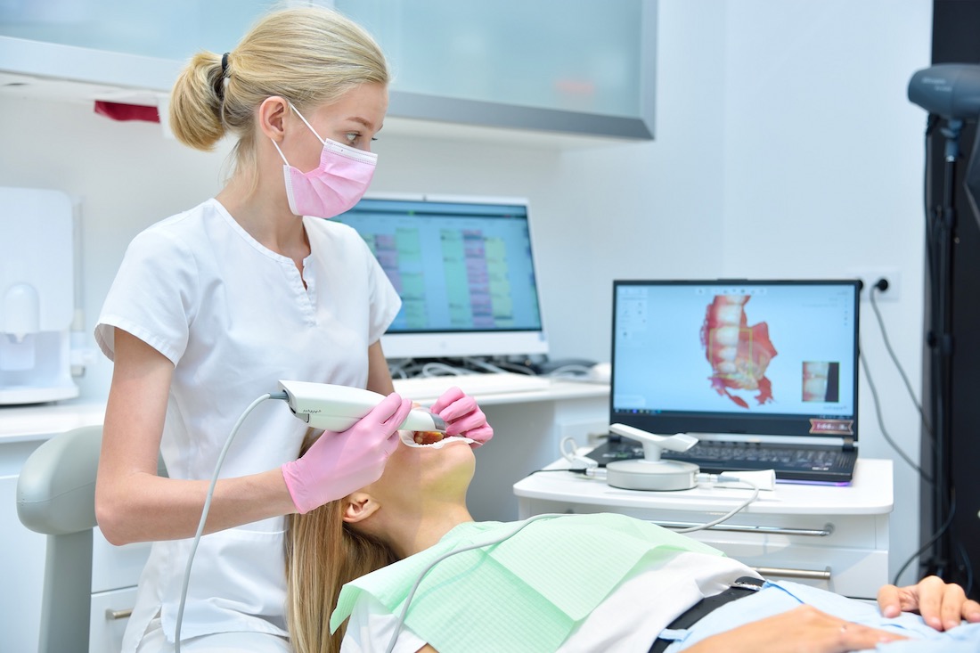 Bild einer Patientin bei der Diagnostik mit einem Intraoralscanner